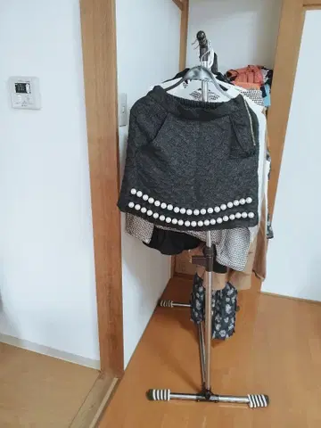 블랙 플레어 스커트 펄 장식 포함