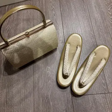 골드 핸드백과 조리 세트