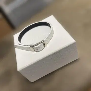 화이트 가죽 버클 팔찌 한정판 127