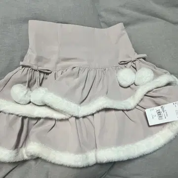 pium 퍼 달린 티어드 미니 스커트