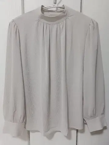 베이지 긴팔 블라우스 뒷면 버튼 포함