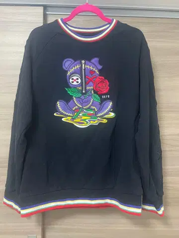 곰 자수 블랙 맨투맨