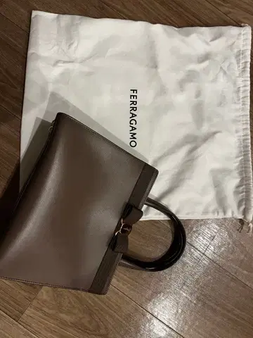 페라가모 바라 백