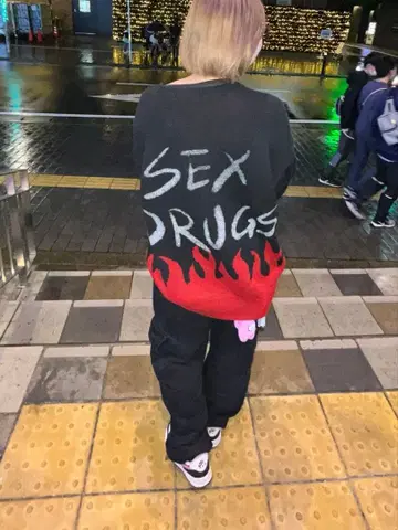 SEX DRUGS 그래픽 트레이닝복