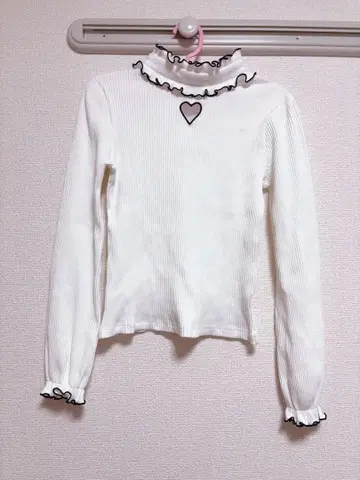 MARS 니트 화이트 하트 컷아웃 상의 화이트