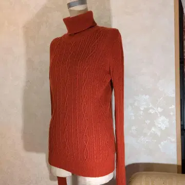 오렌지 터틀넥 니트 스웨터