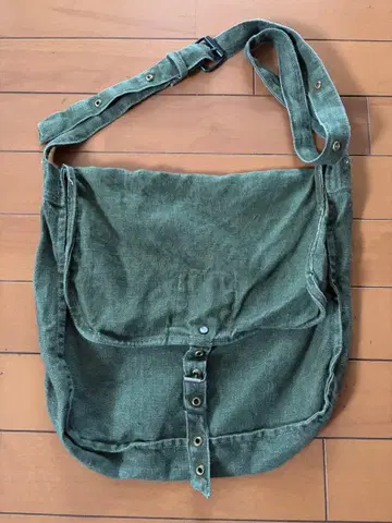 불가리 군 브레드 백