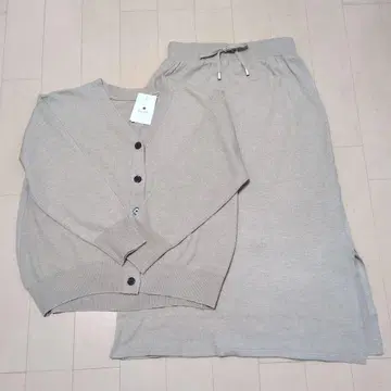 가디건과 스커트 셋업 베이지