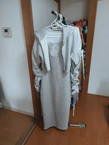 인기 후드 부착 그레이 미니 원피스