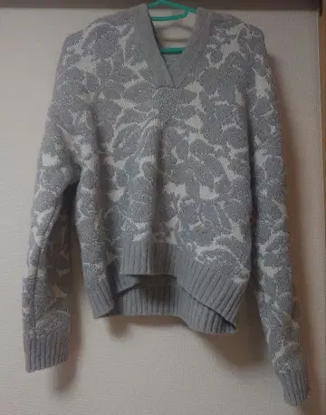 그레이스 콘티넨탈 보태니컬 무늬 스웨터