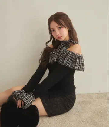 TITTY&CO. 깅엄 프릴 오프숄더 상의