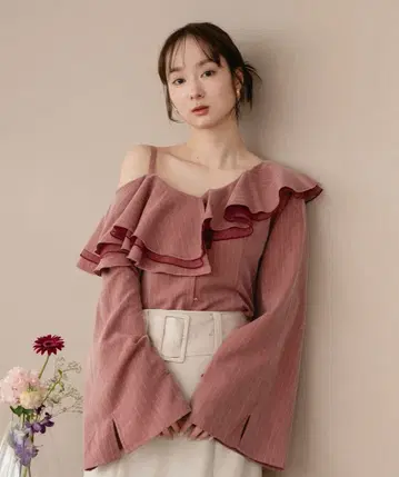 mideal 프릴 오프숄더 긴팔 블라우스