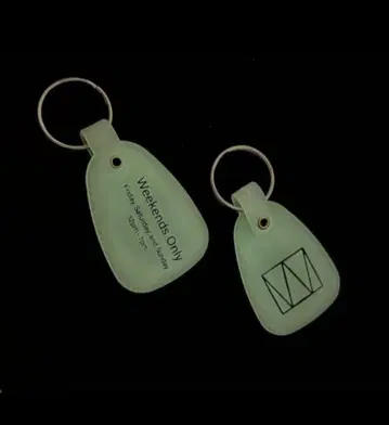 WEEKEND SEQUEL 축광 키링 1개