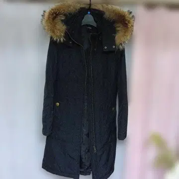 퍼 달린 블랙 다운 자켓