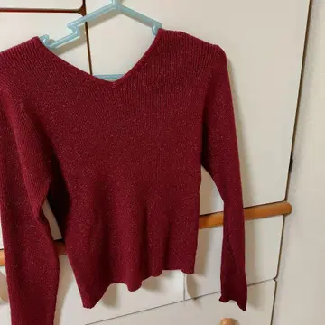 내추럴 쿠튀르 보르도 라메 V넥 니트 스웨터