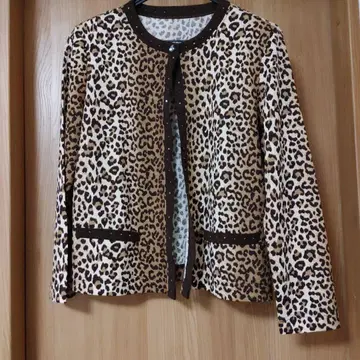 앙상블 레오파드 무늬 스팽글 장식 가디건 세트