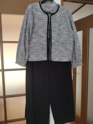 꽃 브로치 포함 미사용 팬츠 수트