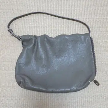 러셋 가죽 원 핸들 백 베이지