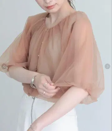 프레디 에뮤 튤 2way 블라우스 모카