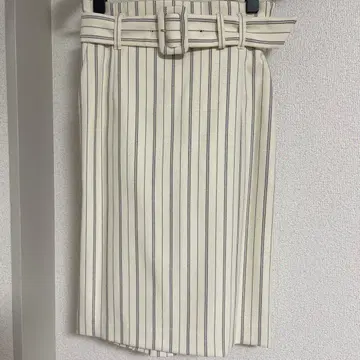 아이보리와 네이비 스트라이프 타이트 스커트