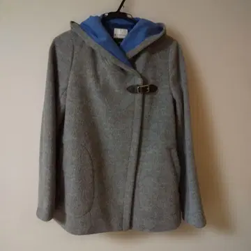 후드 부착 그레이와 파랑의 더플 코트