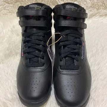 택 포함 새상품 Reebok 클래식 블랙 하이컷 스니커즈 26cm