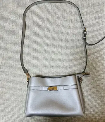 실버 숄더백