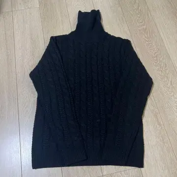 블랙 터틀넥 스웨터 M 사이즈