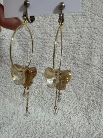 스와로브스키 스톤 나비 모양의 골드 컬러 후프 귀걸이