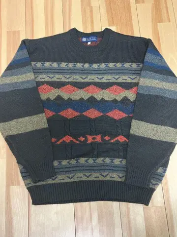 다크 브라운 노르딕 니트 스웨터