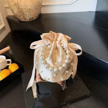 펄 장식 베이지 드로우 스트링 백