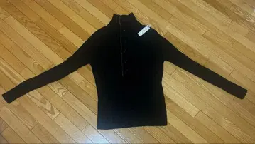 블랙 하이넥 니트 스웨터