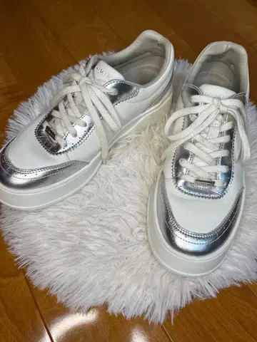 [ 새상품급 ] himiko 히미코 화이트 실버 메탈릭 통굽 스니커즈