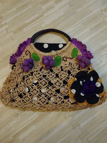 꽃 장식이 달린 바스켓백