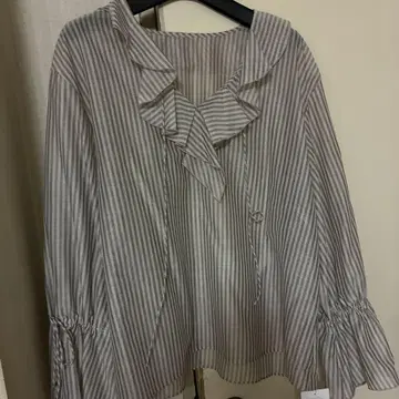 유나이티드 애로우즈 프릴 블라우스 14500엔 정도