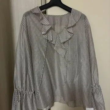 유나이티드 애로우즈 프릴 블라우스 14500엔 정도