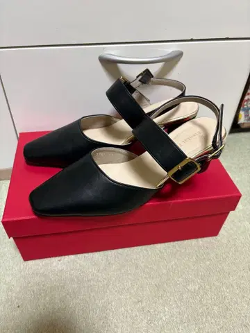 블랙 스퀘어토 펌프스