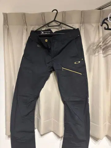 Oakley 블랙 골프 팬츠 지퍼 포켓 부착
