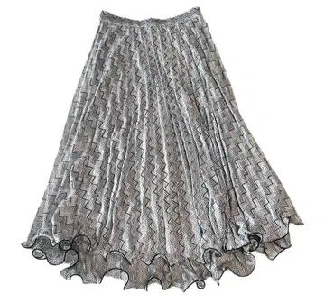 그레이와 블랙의 플리츠 스커트