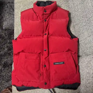 CANADA GOOSE 레드 다운 베스트