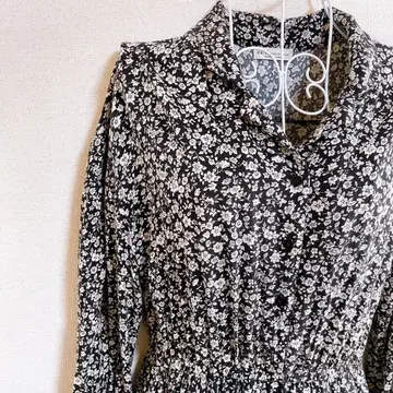 어스뮤직에코로지 블랙 플라워 프린트 롱 원피스 카라 부착