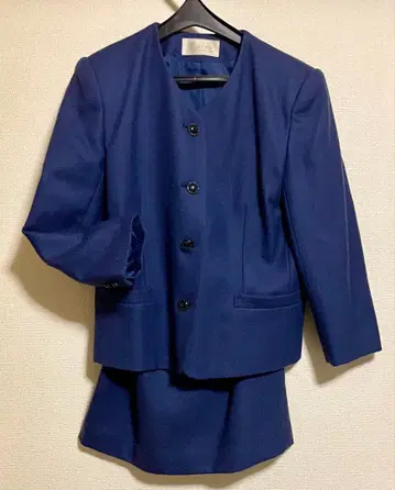 네이비 자켓과 타이트 스커트 수트