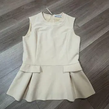 FOXEY NEW YORK 슬리브리스 상의 베이지