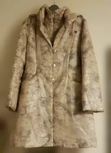 후드 부착 다운 자켓 베이지 계열 오간자 같은 비침 따뜻한