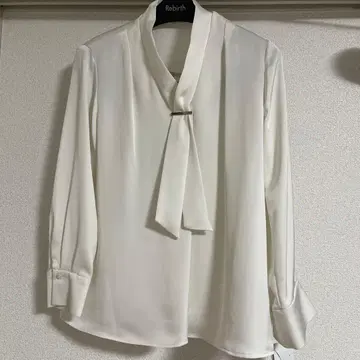 리본 포함 화이트 블라우스 38