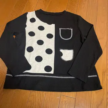 도트 무늬 포켓 부착 긴팔 니트