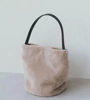 베이지 퍼 핸드백