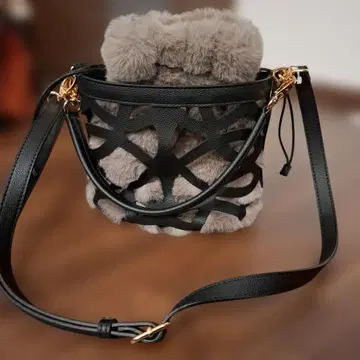 미사용 퍼 달린 복조리 숄더백