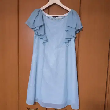 프릴 달린 라이트 블루 원피스