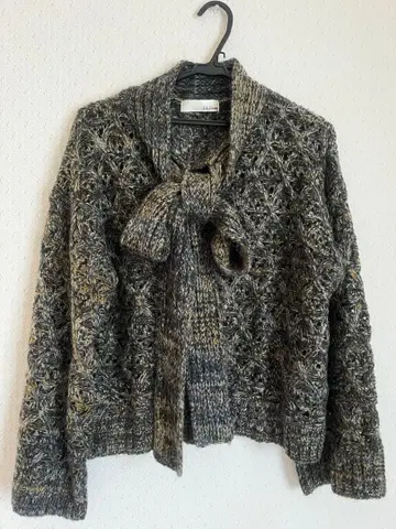 릴리 브라운 모헤어 혼방 보타이 벨 슬리브 니트